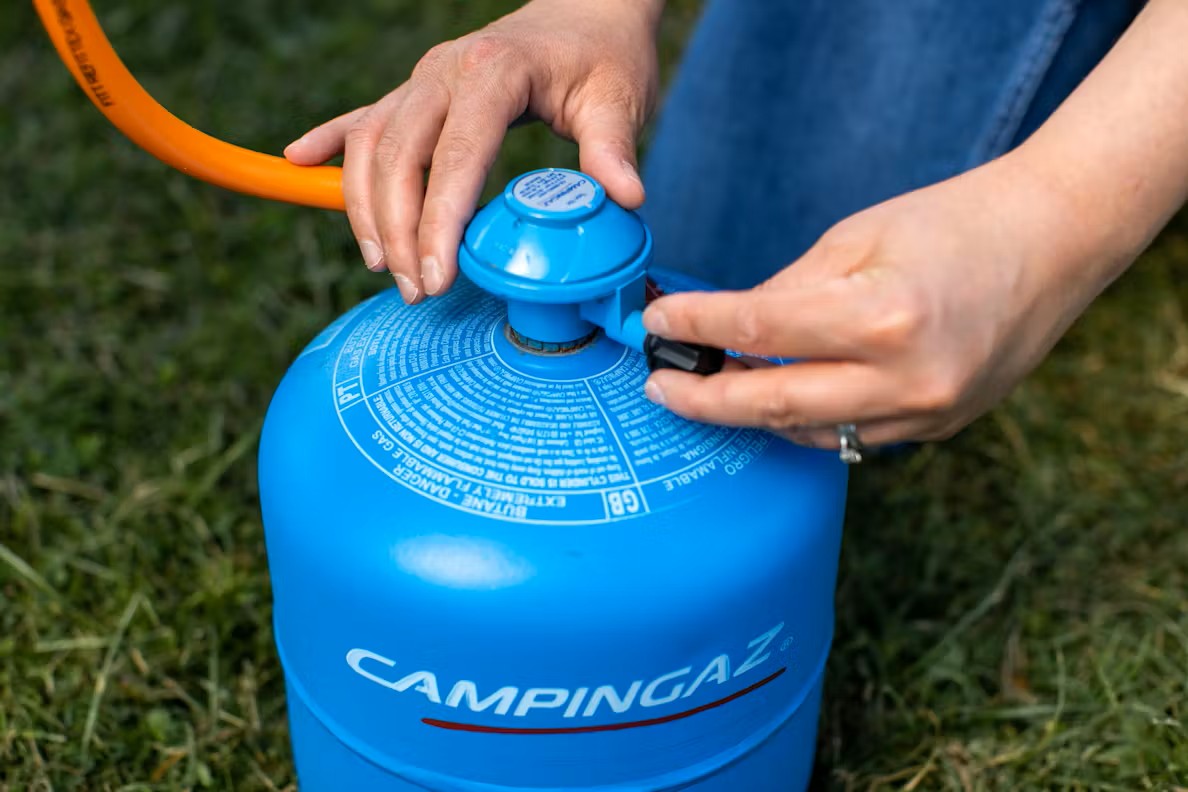 904 Campingaz butane bottle - regulator view